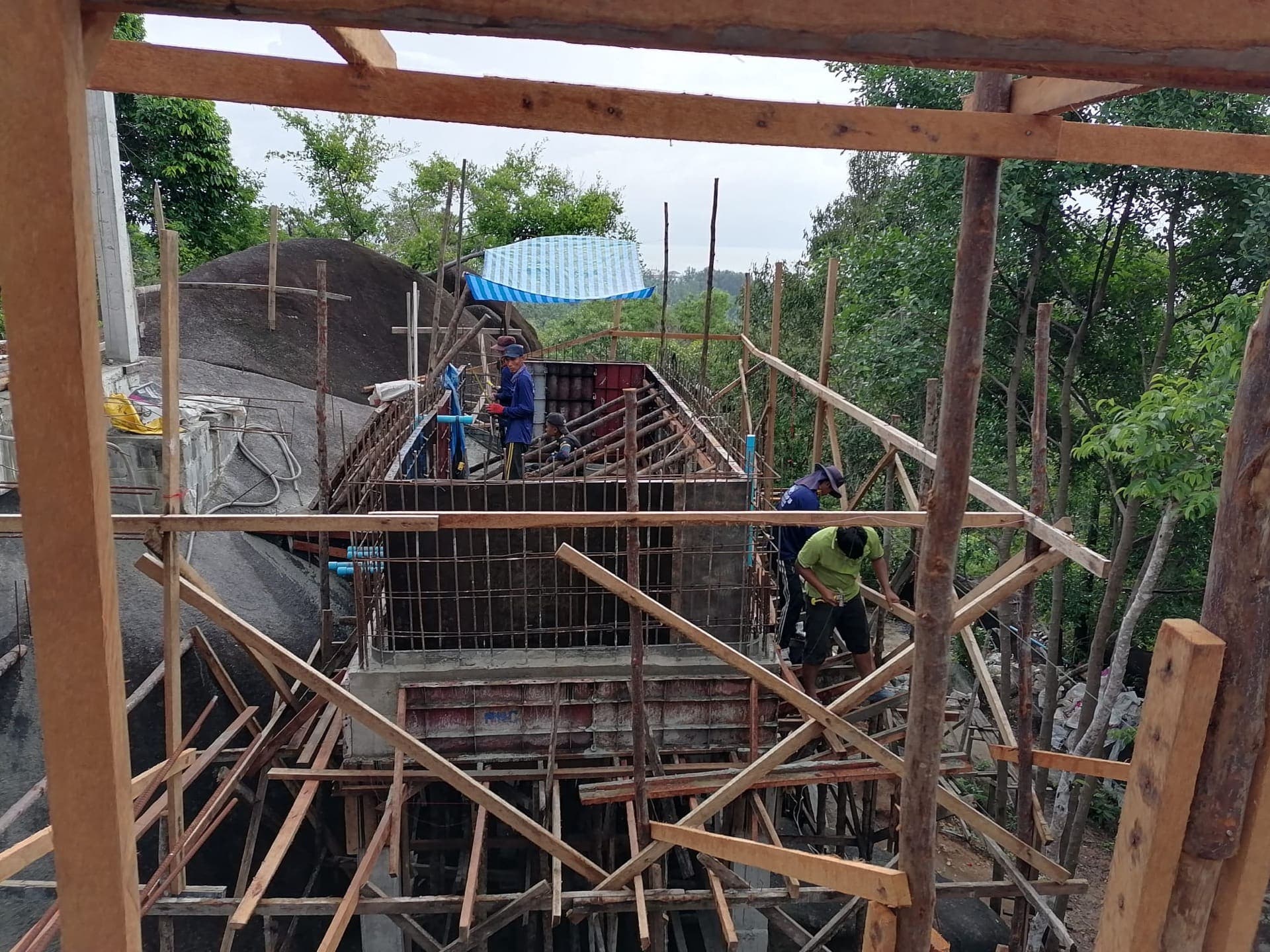 งานสระว่ายน้ำบริเวณที่ลาดชัน 6